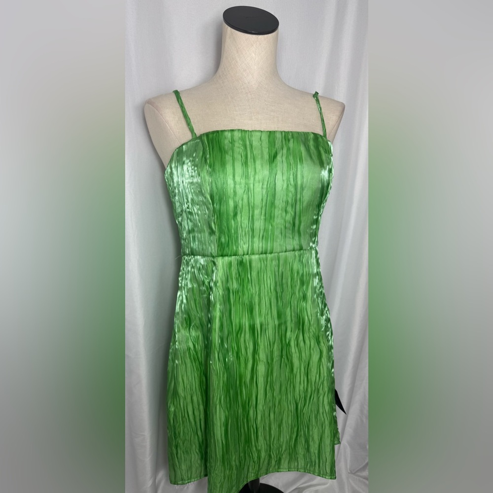 Lulu’s cocktail Elegant Green Dress spring spaghetti strap 
NWT Medium